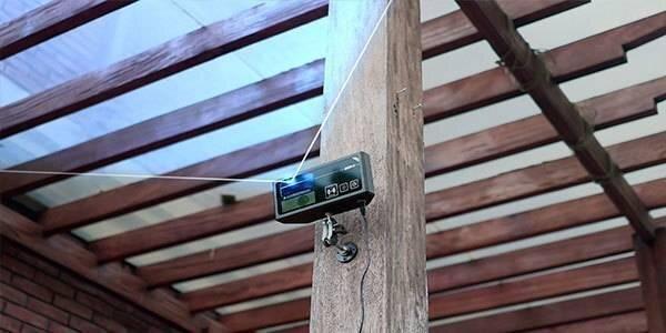 号称每秒可击落30多只蚊子的「激光灭蚊神器」在海外爆单。(取材自封面新闻)