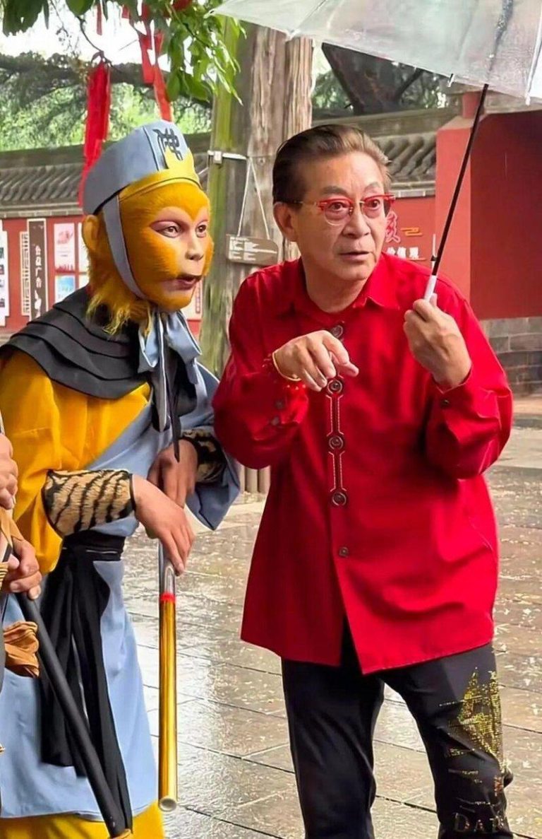 演猴这么演… 孙悟空祖师爷「六小龄童」景区开大师课 67岁六小龄童现身河南一景区,现场给「孙悟空」扮演者上课。(取材自大象新闻)
