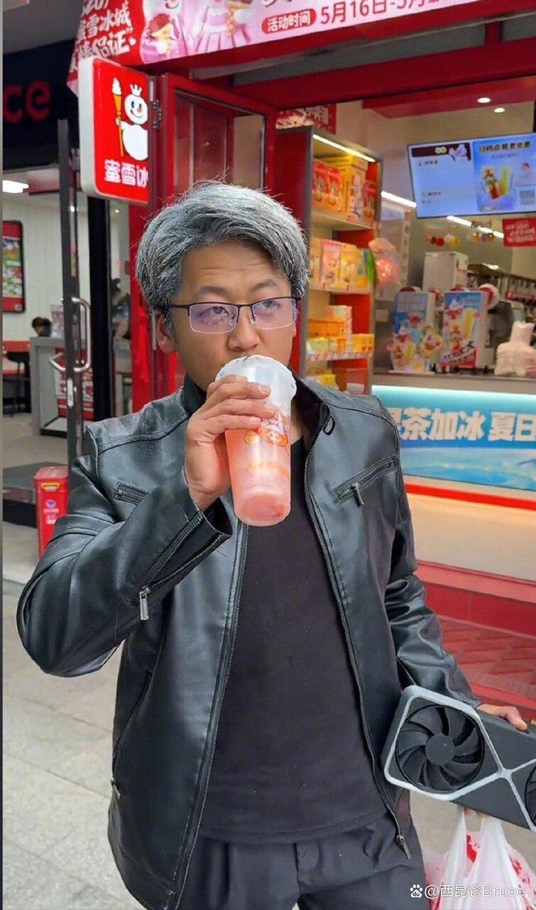 「黄银勋」一身黑色皮衣现身北京街头,手上拿着显卡,喝着「大老同款」饮料。(取材自...