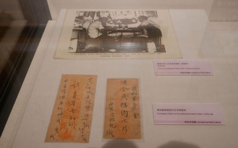 「阿嬷的情书」暴红 华侨家书情深 中国华侨历史博物馆中的一张照片展现了「代笔寄批」的情景。(取材自新京报)