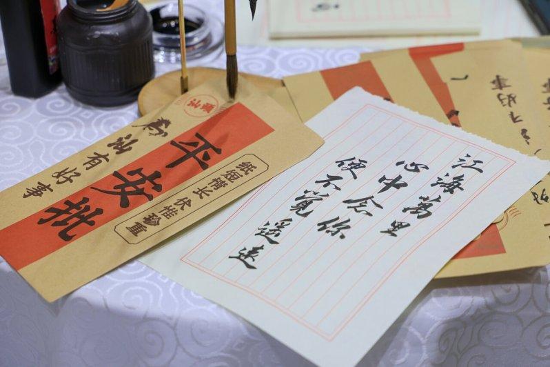 在深圳举行的第22届文博会上,工作人员现场为观众写的「侨批」。(新华社)