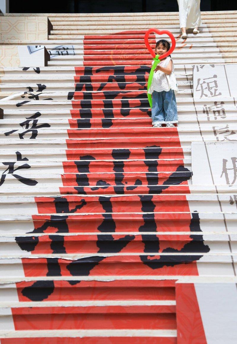随着电影热映,深圳市中心一商场打造「给阿嬷的情书」主题街区,将「情书」从电影搬到...