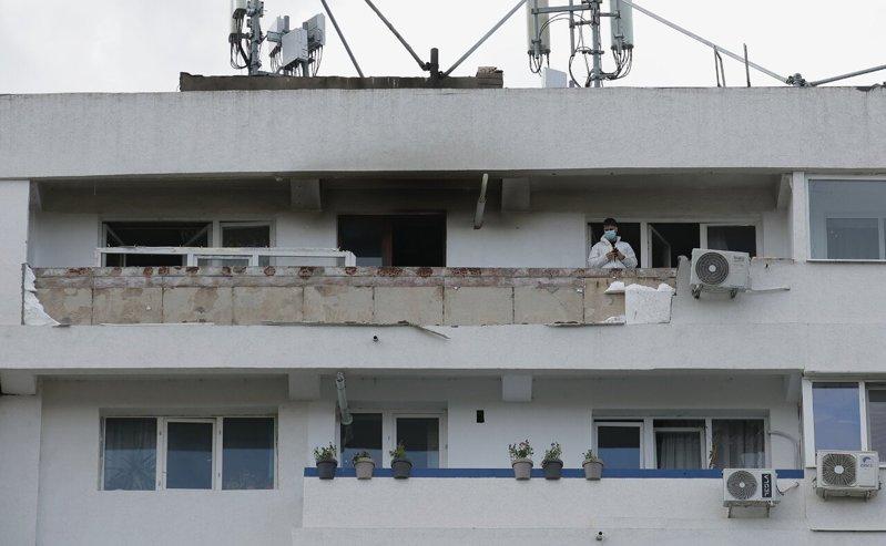 俄罗斯一架无人机29日凌晨疑似越过边境并坠毁于罗马尼亚东部住宅区,击中公寓大楼并...