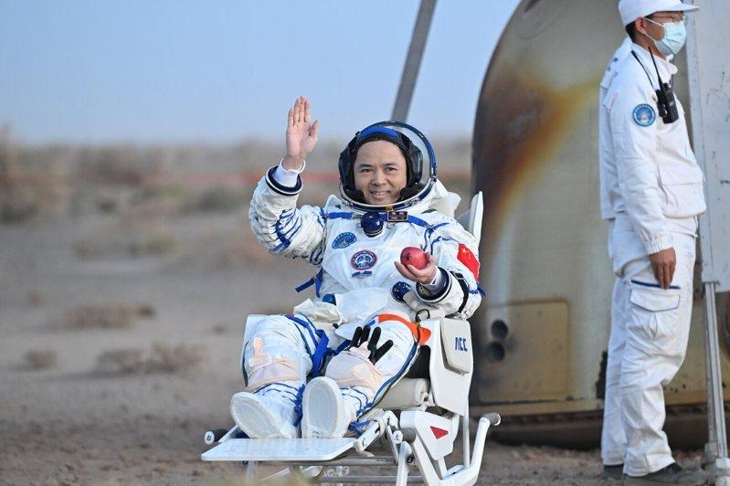 5月29日,载着神舟21号航天员乘组的神舟22号载人飞船返回舱在东风着陆场成功着...