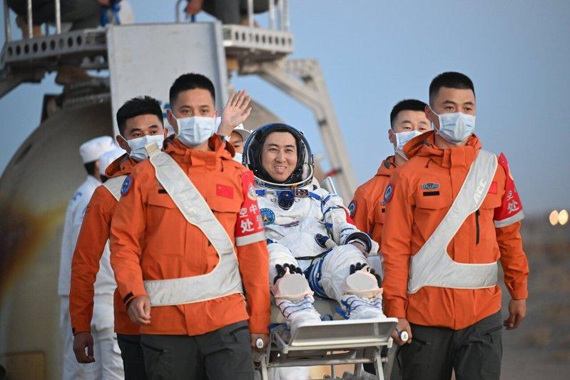 5月29日,载着神舟21号航天员乘组的神舟22号载人飞船返回舱在东风着陆场成功着...