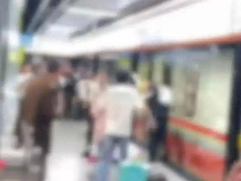 不只北捷有…中国男在广州地铁喷辣椒水 乘客不适、肇事者被抓 广州地铁有男子拿出辣椒水喷雾,对整个车厢到处喷,一堆人被辣到呕吐睁不开眼,列车到...