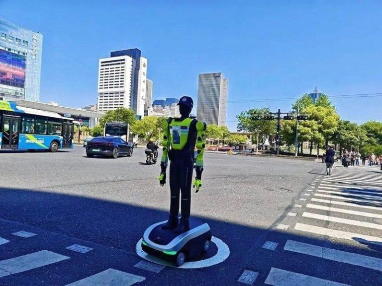能指挥交通、让游客问路…中首支「机器人交警中队」杭州上工 中国首个交通管理机器人中队「杭警智行」上工,包含首批15台机器人,部署在杭州西湖...