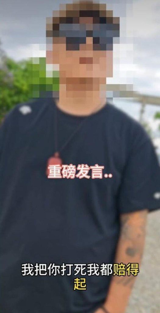 威胁街头歌手的黑衣纹身男子。（取材自极目新闻）