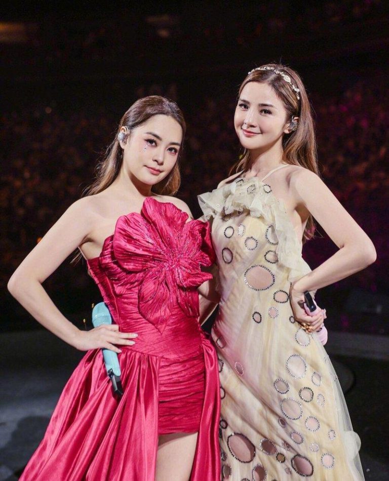 比新郎送的还贵? 阿Sa收阿娇结婚礼 网赞:25年真闺密 Sa(右)、阿娇是25年的闺密。(取材自微博)