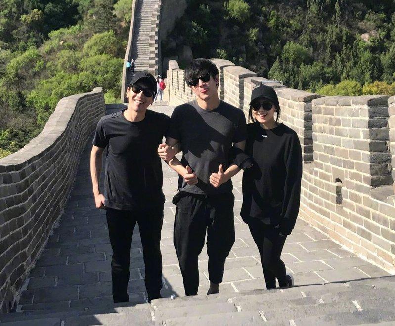 高圆圆(右起)曾说「赵又廷和林更新夫妇偕同我出席」。(取材自微博)