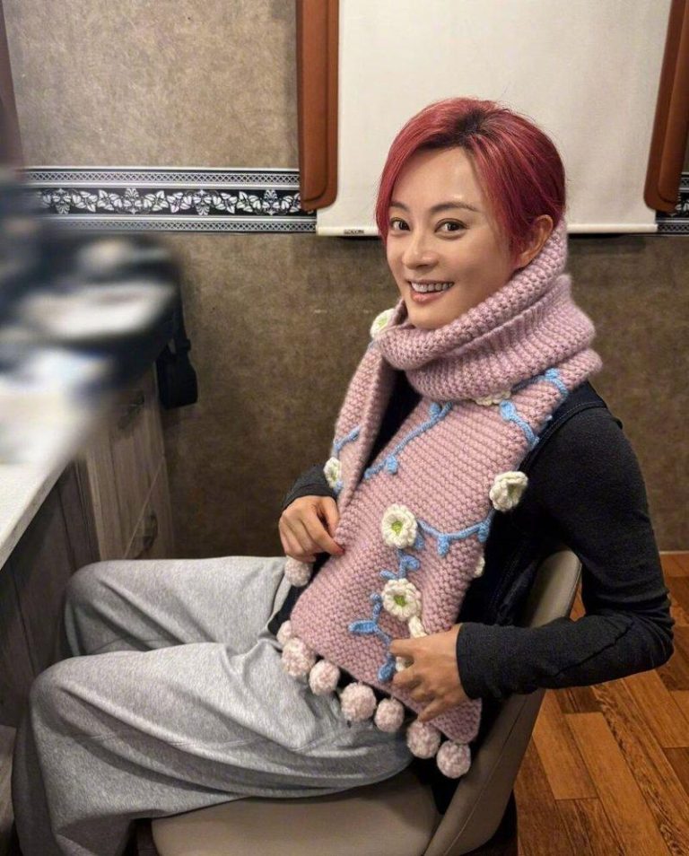 庆女儿12岁生日… 孙俪、邓超合织围巾当礼物 网赞有温度 孙俪和邓超合织围巾给女儿当12岁生日礼物。(取材自微博)