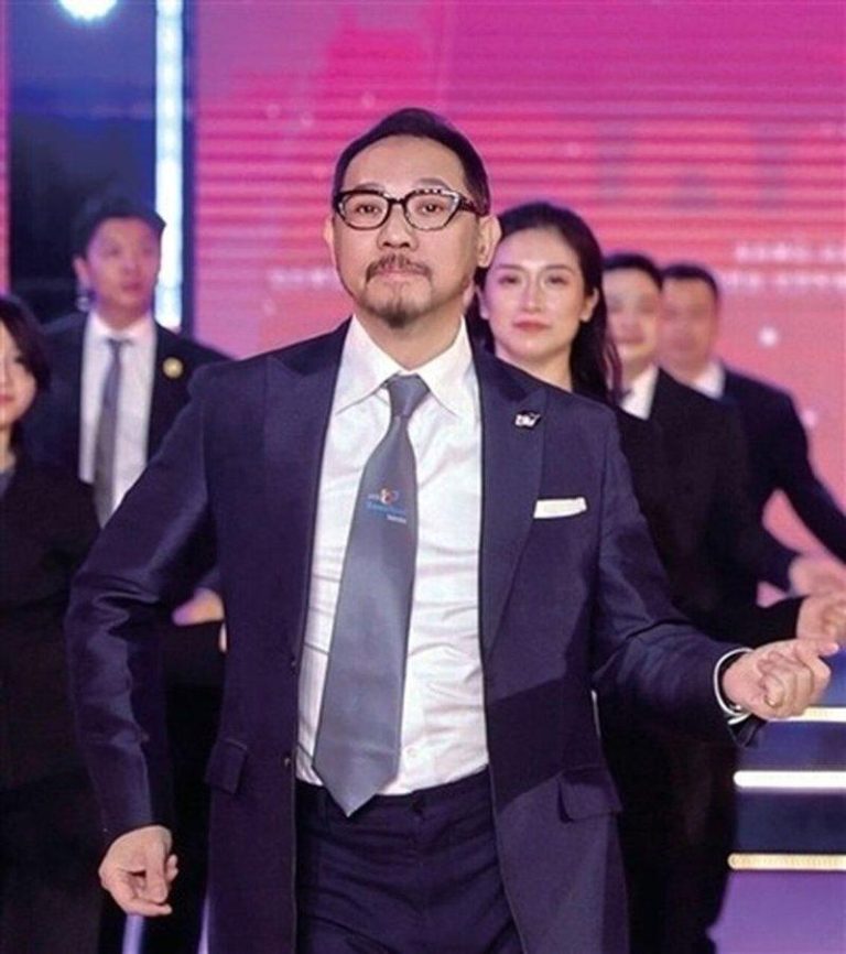 几十位裁判跳舞全网刷屏 领舞的「法拉利大叔」火了 几十位裁判跳舞全网刷屏,领舞的「法拉利大叔」火了。(取材自杭州网)