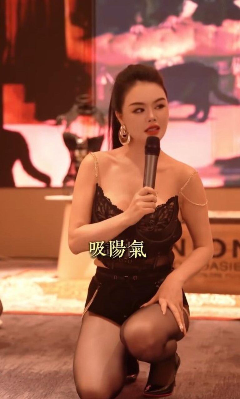 周媛穿蕾丝装跪地喊：我要吸阳气。（视频截屏）