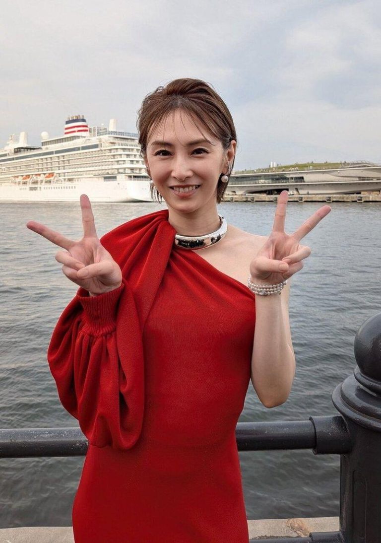 二宝妈北川景子 横滨港口晒露肩红礼服 粉丝惊艳 北川景子盛装出席横滨国际电影节。(取材自微博)