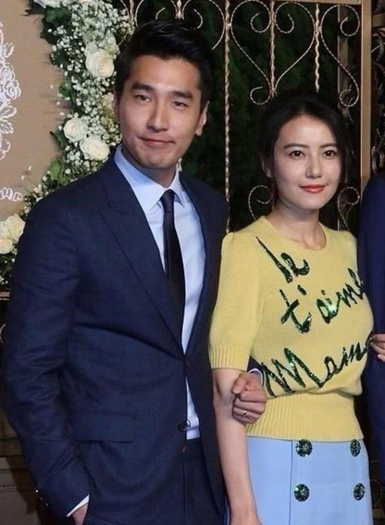 高圆圆牵赵又廷三亚度假 网笑:女神陪大叔遛弯 赵又廷(左)和高圆圆婚后生活甜蜜。(取材自微博)
