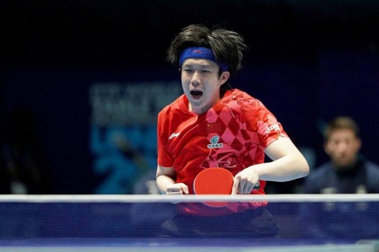 世乒赛/王楚钦、林诗栋、梁靖昆不敌瑞典 男团最危时刻 国乒男队不敌瑞典,战绩排名小组第三,陷入「最危险的时刻」;图为王楚钦。 (取材...