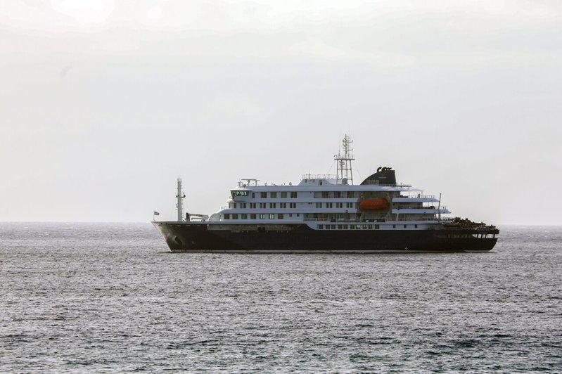图为荷兰邮轮「宏迪亚斯号」4日停泊在圣地牙哥岛的佛得角(Cape Verde)附...
