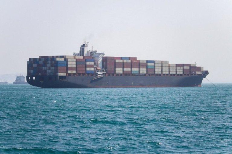 4日停泊在伊朗阿巴斯港外荷姆兹海峡的船只。路透