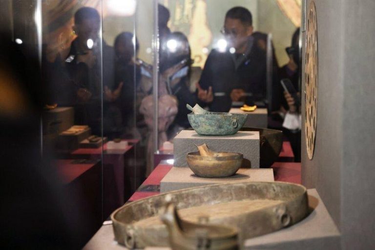 南博盗卖事件后 中国大修博物馆藏品管理办法 图为南京博物院观众观展。 (中新社)