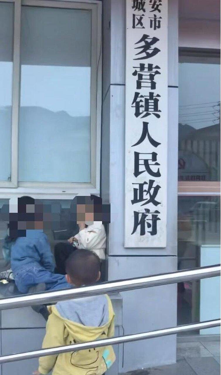 小朋友在政府牌匾上涂鸦。(取材自大风新闻)