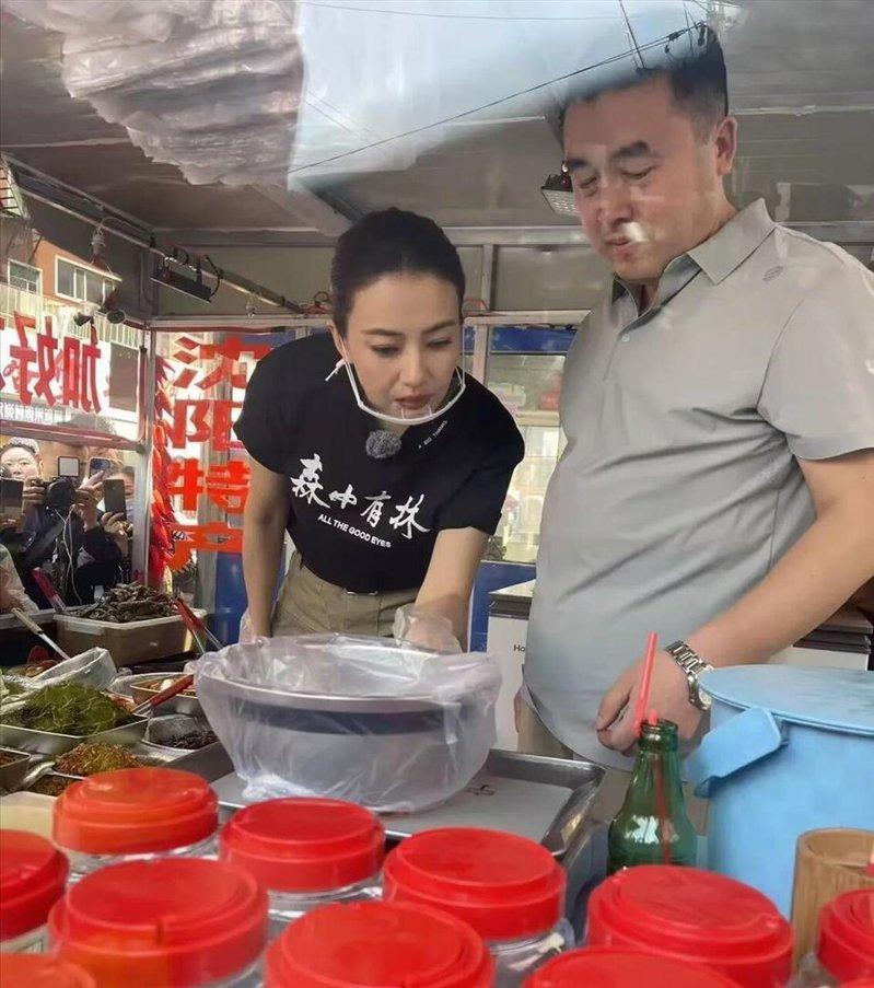 47岁的高圆圆日前突然现身沈阳市场摆摊卖辣白菜。(取材自微博)