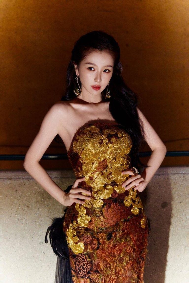 虞书欣出席LA「亚裔版MetGala」 网酸:她算国际巨星? 虞书欣身穿名为「鸾凤」的中国非遗「盘金绣」高定礼服亮相。(取材自微博)