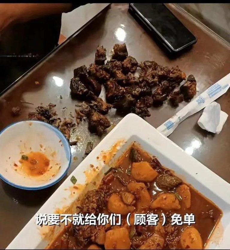 网友点的一盘黄焖鸡挑出了24块鸡头。（取材自新京报）