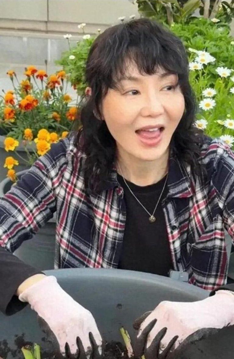 张曼玉豪宅露台变菜园 挖芋头超兴奋 网赞:很会生活 张曼玉在香港当起「城市农夫」,部分蔬食材料也能自给自足。(翻摄自张曼玉小红书)