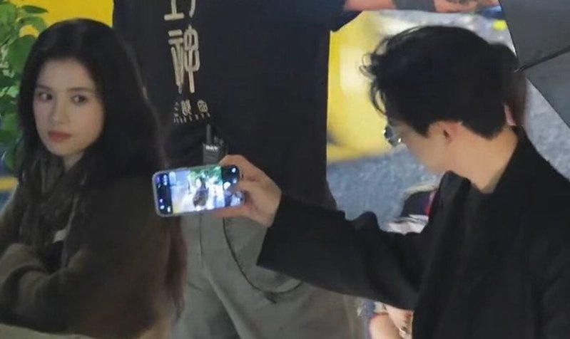 李现在拍戏空档当起张婧仪「专属摄影师」。(取材自微博)