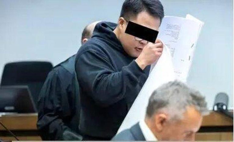中国留学生组「德国驾校」迷奸群 警揭7内核成员背景 钟某庭审时,以数据遮脸。(取材自新民周刊)