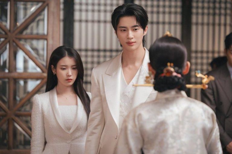 「21世纪大君夫人」幕后爆笑 IU太矮亲不到边佑锡 边佑锡和IU身高差距将近30公分。(图/Disney+提供)