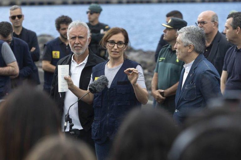 西班牙卫生部长:汉他邮轮最后撤离人员将全部飞往荷兰 西班牙卫生部长贾西亚(中)介绍邮轮乘客撤离的最新进展。(欧新社)