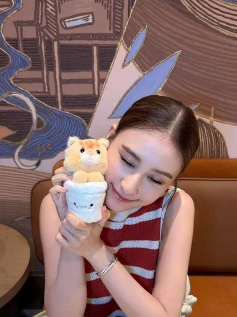 何超莲35岁生日「二三四房」罕见齐聚… 大合照独缺老公窦骁 何超莲日前迎来35岁生日。(取材自微博)
