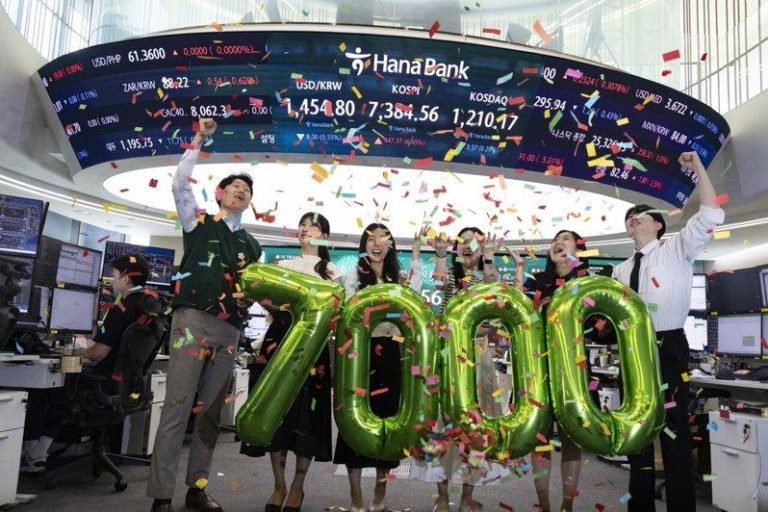 南韩官员说AI产业赚爆应发「全民红利」 韩股急杀后忙澄清 AI热潮推升南韩股市,韩亚银行首尔分行日前庆祝KOSPI指数涨破7,000点。 ...