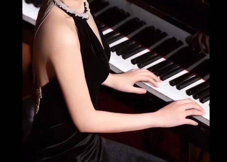 「女孩演出完退礼服」被曝光 抖音商家扮柯南控白嫖 女孩演出时所穿的礼服。(取材自大河报)