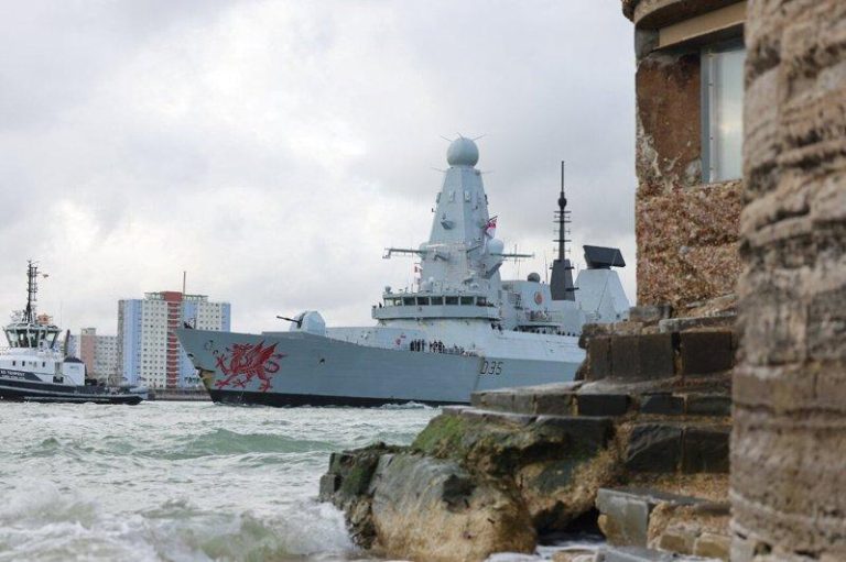 英法逾40国护航荷莫兹 伊朗呛:水道军事化升高危机 英国皇家海军驱逐舰「龙号」(HMS Dragon)于2026年3月10日从英国港...