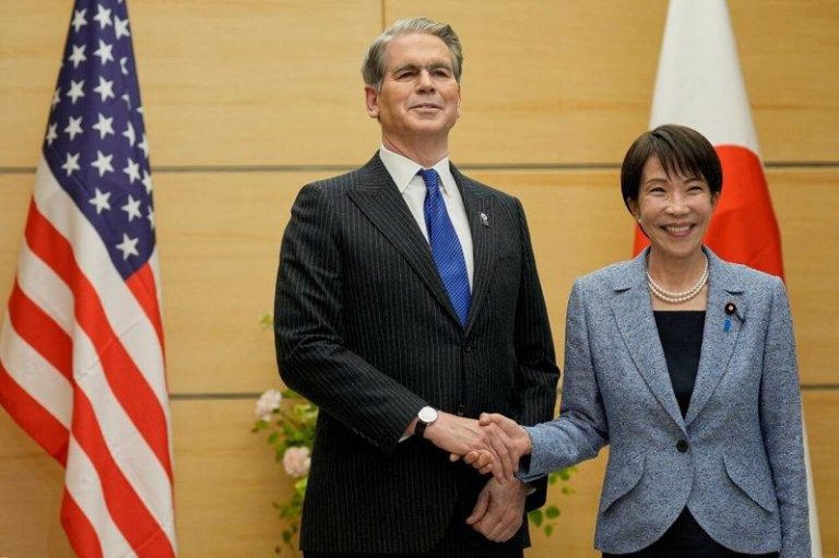 川习会前夕 高市早苗会晤美财长重申对台立场 日本首相高市早苗(右)和美国财政部长贝森特(Scott Bessent,左)12...