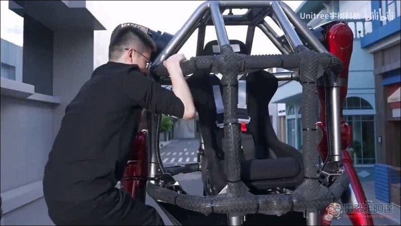 宇树科技首席执行官王兴兴本人爬进机器人的驾驶舱乘坐。(取材自微博)