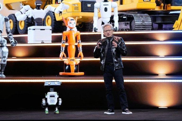 机器人成为亚股最夯题材 市场重押实体AI应用 辉达(NVIDIA)首席执行官黄仁勋在今年的拉斯维加斯CES展上,与机器人同台。 ...