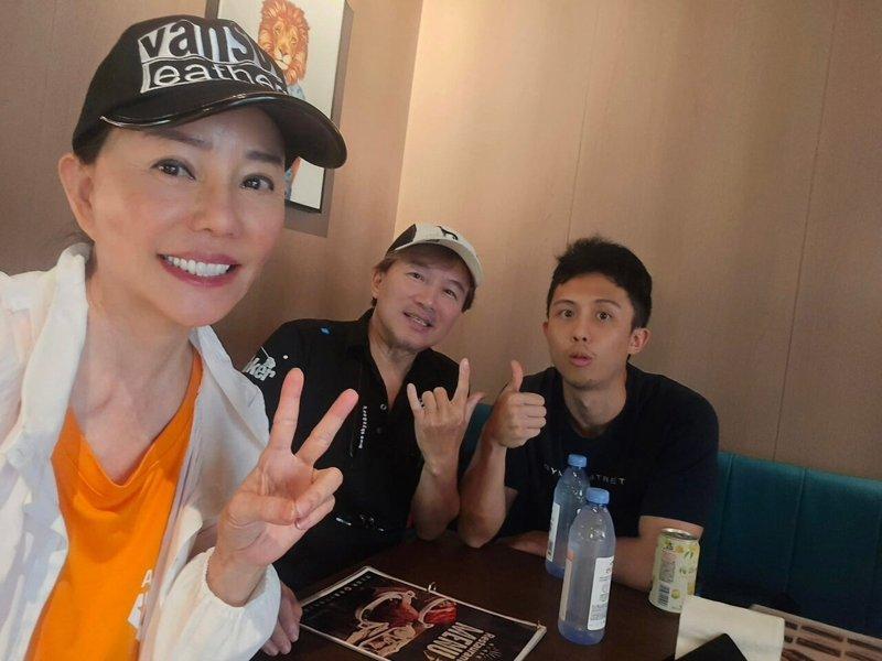 狄莺（左起）和孙鹏与孙安佐。（取材自脸书）