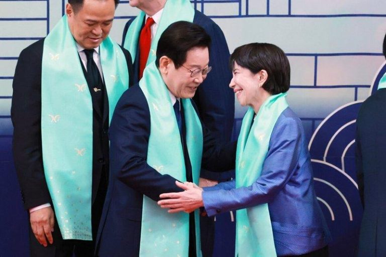 同为能源进口大国 高市访韩将与李在明谈航空燃油支持 日本首相高市早苗(右一)19日将访问南韩,与南韩总统李在明(中)会谈。图为202...