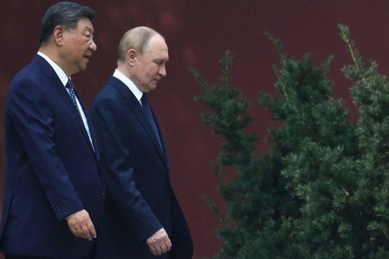 趁普亭访中前爆料?英媒:习近平曾告诉川普「普亭可能会后悔侵乌」 中国国家主席习近平(左)与俄罗斯总统普亭(右)2025年9月2日在北京中南海散步...