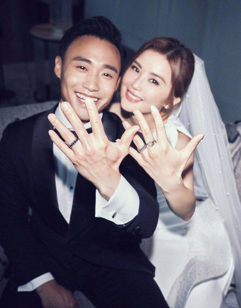 阿Sa结婚还没满月就婚变? 疑网友造谣 蔡卓妍(右)前不久才宣布甜嫁小10岁的健身教练林俊贤。(取材自微博)