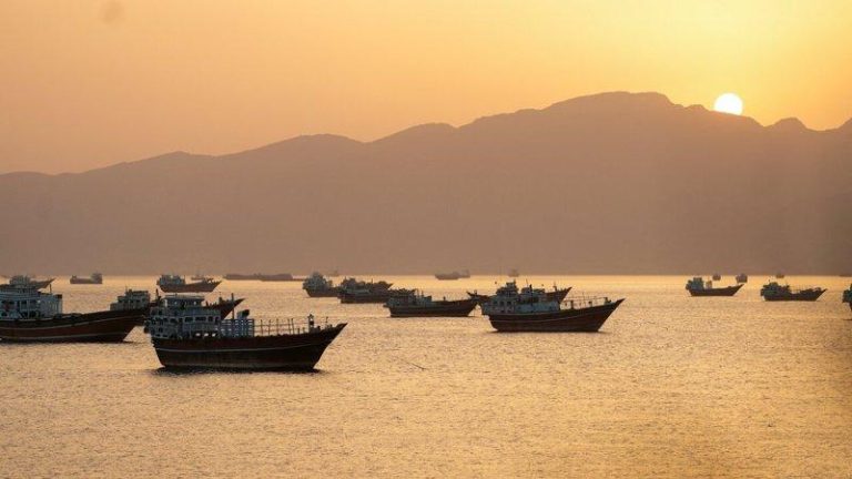 美情报披露荷莫兹海峡水雷数量 传北约研议7月运行护航 但有1前提 多艘船舶18日驻泊荷莫兹海峡。(路透)