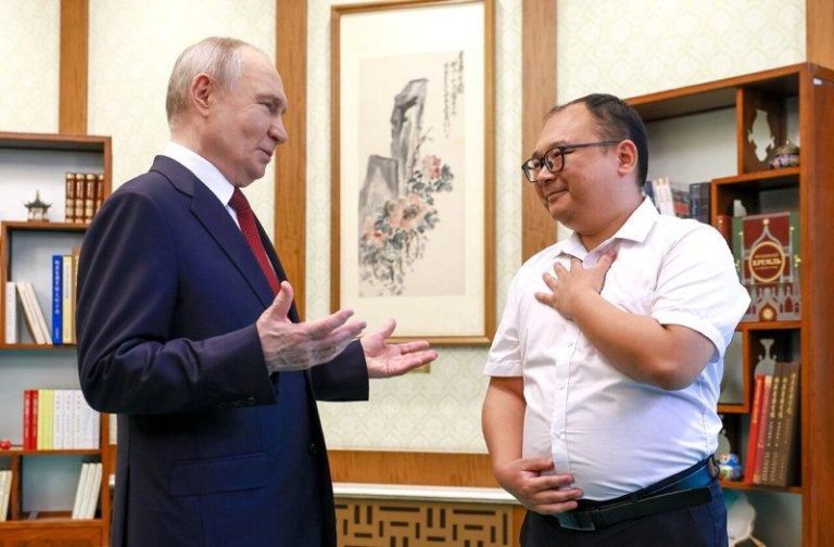 26年后重逢、普亭再抱一下…中国男孩彭湃:不敢相信 普亭(左)于北京人民大会堂与中国工程师彭湃(右)交谈。(欧新社)
