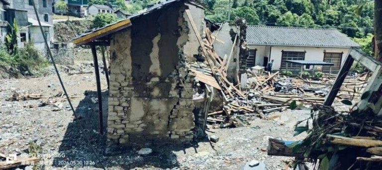 湖南爆洪灾 村民在桥边发现遇难者 守候遗体2天结善果 湖南石门县遭遇极端强降雨酿洪灾,造成房屋被冲毁。(取材自澎湃新闻)