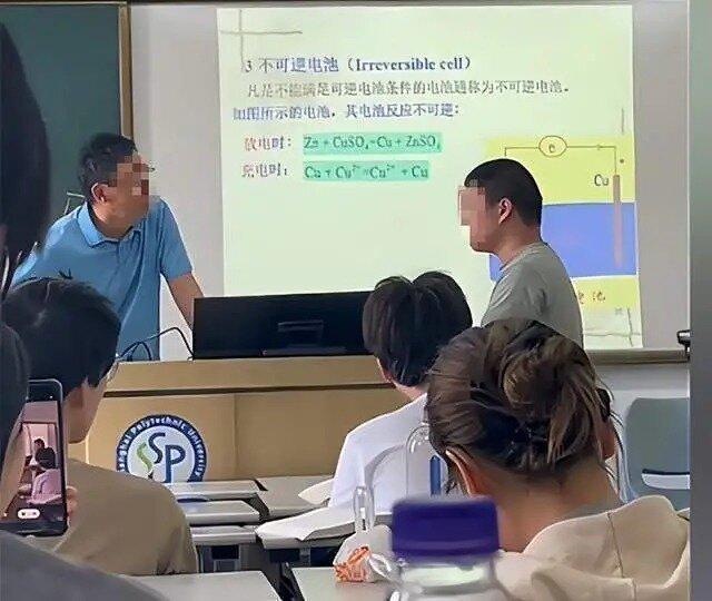 上海第二工业大学一课堂上,一名学生在课上当众怒吼,引发关注。(取材自大风新闻)
