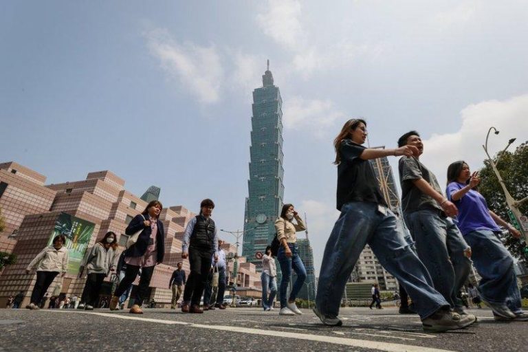 台韩芯片业受惠AI大发利市 钱却转进美国?学者揭亚洲机会与挑战 AI荣景为台湾、南韩等亚洲芯片制造重镇带来暴利,而这些资金也正通过全球经济体系,...