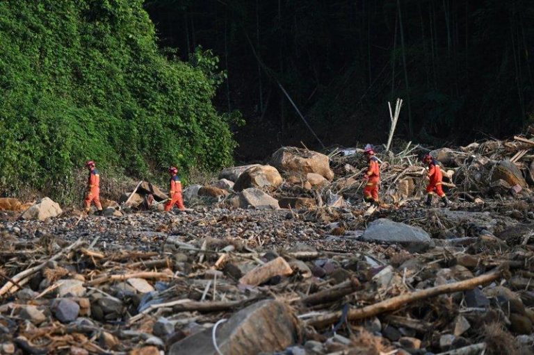 重庆市永川区突发瞬时极端特大暴雨引发山洪和地灾，图为救援人员24日在永川区茶山竹...