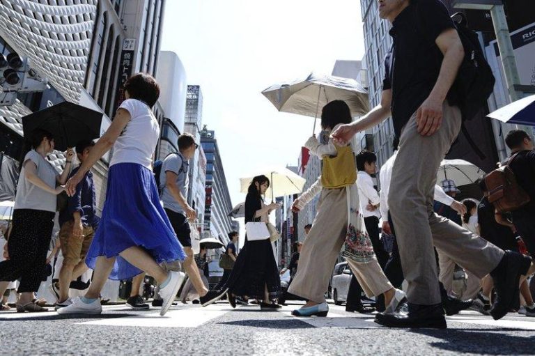 赴日本购物变便宜 专家:日圆实质购买力退回半世纪前 日圆实质汇率已降到1970年代以来最低。(美联社)